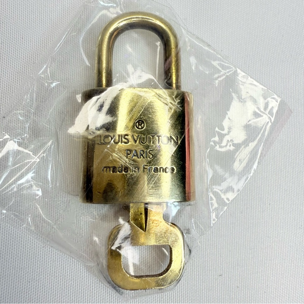 Louis Vuitton Gold Padlock #311 with Key. VGUC - Picture 2 of 7